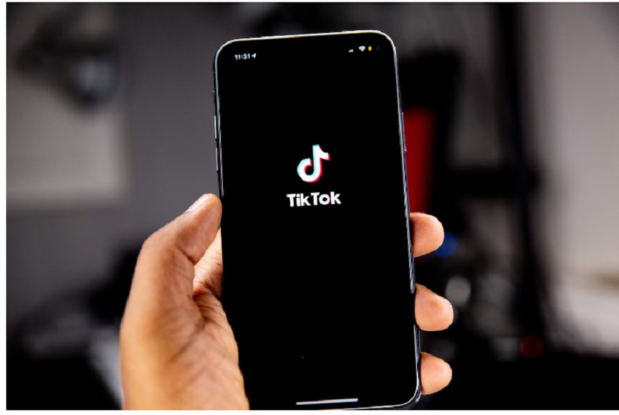 Cara Membuat Foto AI dengan Filter TikTok, via Unsplash-Solen Feyissa