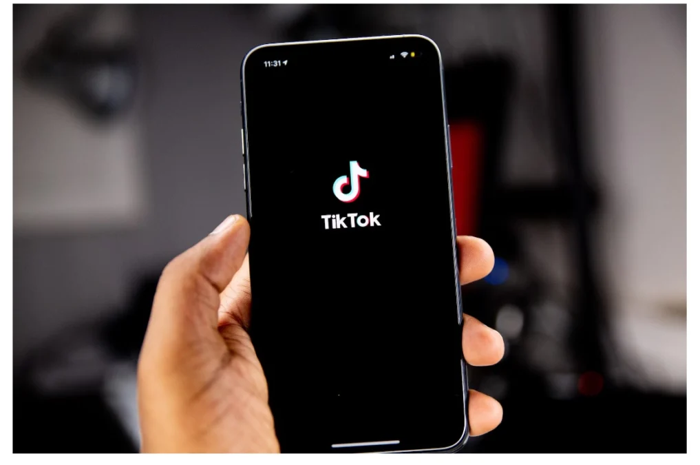 Cara Cek Pesanan di TikTok Shop, via Unsplash-Solen Feyissa