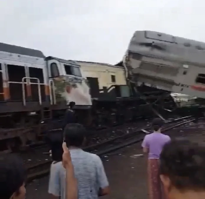 Petugas SAR Melakukan Evakuasi Korban Kecelakaan Kereta Api Turangga/foto schrenshoot via X lepstracing