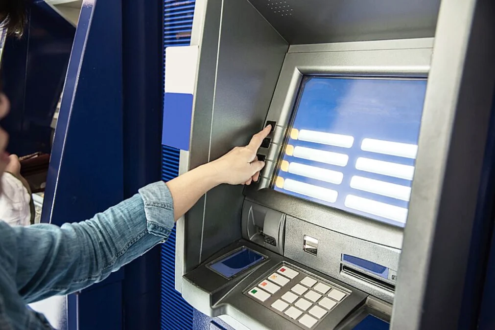 Cara Penarikan Tunai DANA di ATM hingga Minimarket/foto via Freepik/jcomp