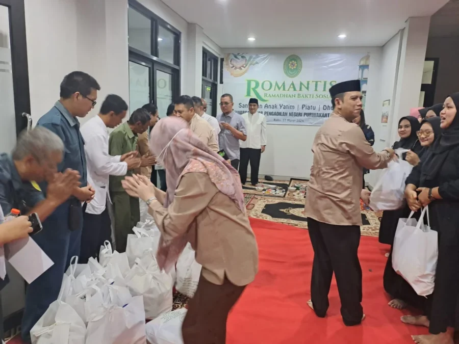 ROMANTIS. Pengadilan Negeri Purwakarta menggelar Romantis atau Ramadan Bakti Sosial berupa santunan kepada ana