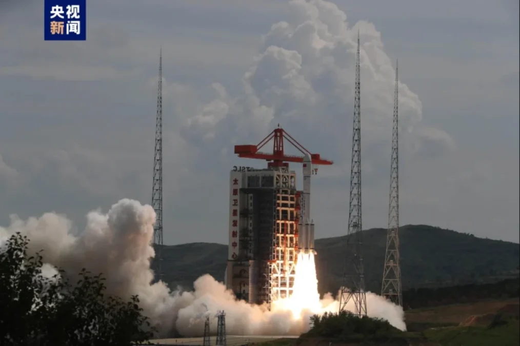 China sukses luncurkan satelit internet persaing SpaceX