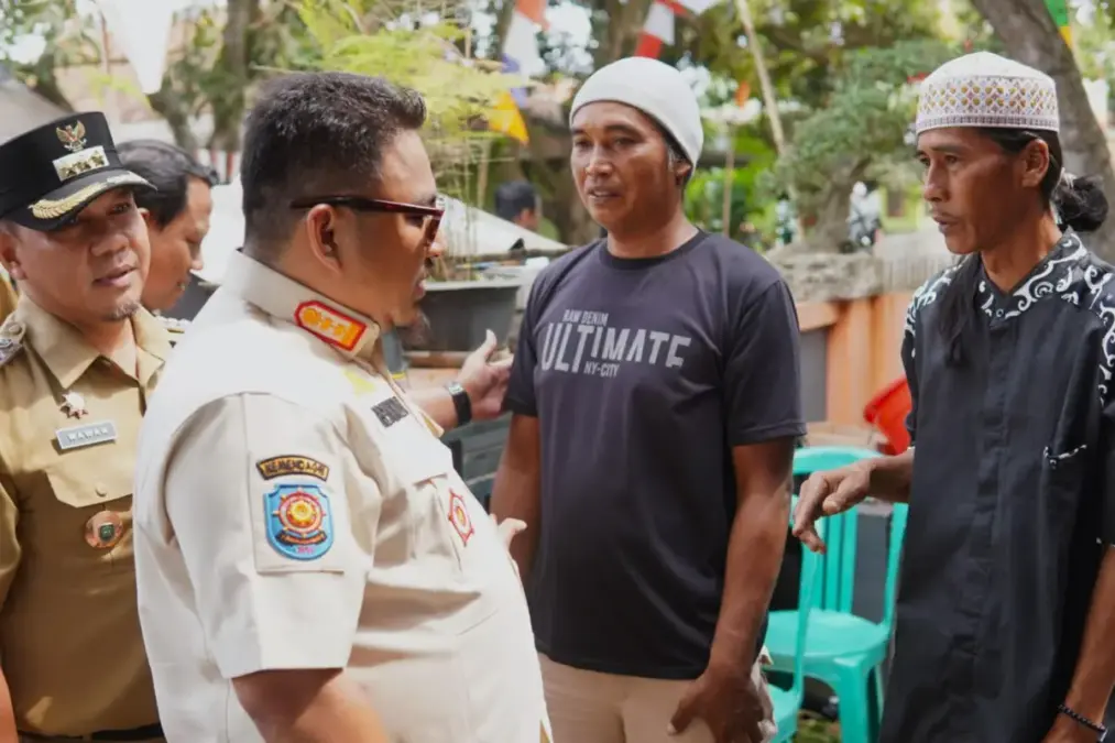 kecelakaan truk pengangkut tanah merah