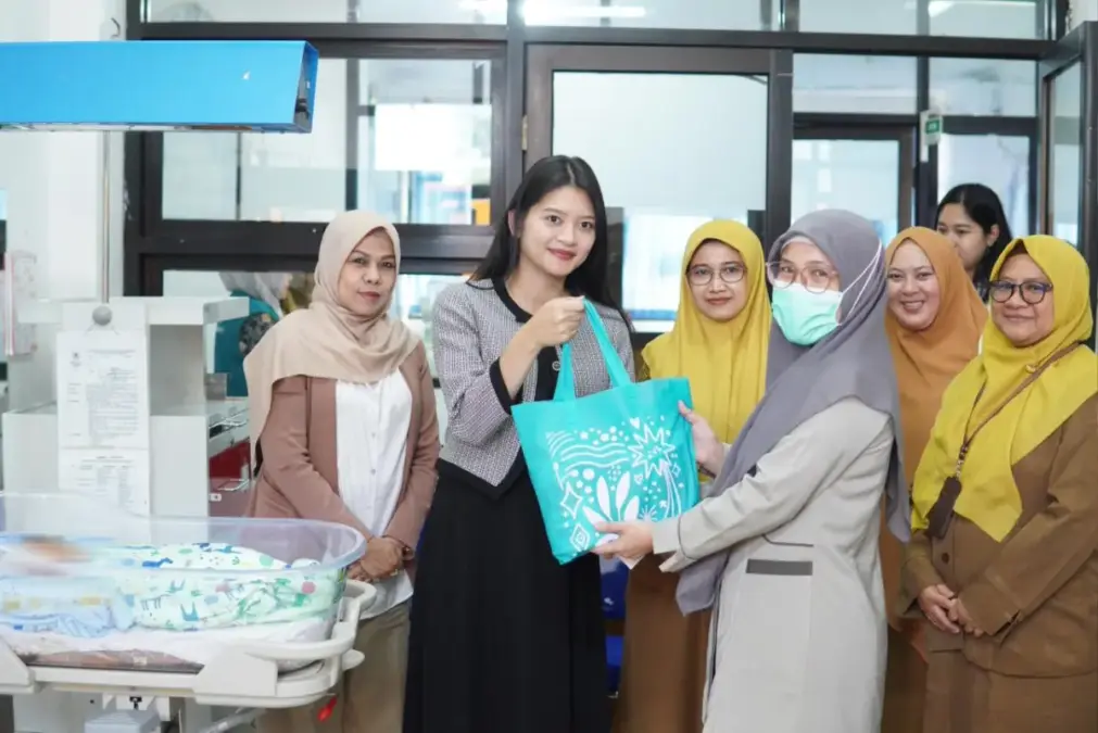 KETUA TP PKK SUBANG JENGUK BAYI YANG DITEMUKAN DI PERSAWAHAN PUSAKANAGARA