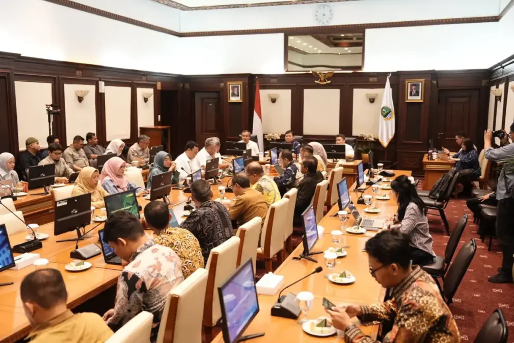RAPAT TERKAIT TAMBANG, KANG REY TEGASKAN DUKUNG PEMBANGUNAN DENGAN PRIORITAS KELESTARIAN ALAM