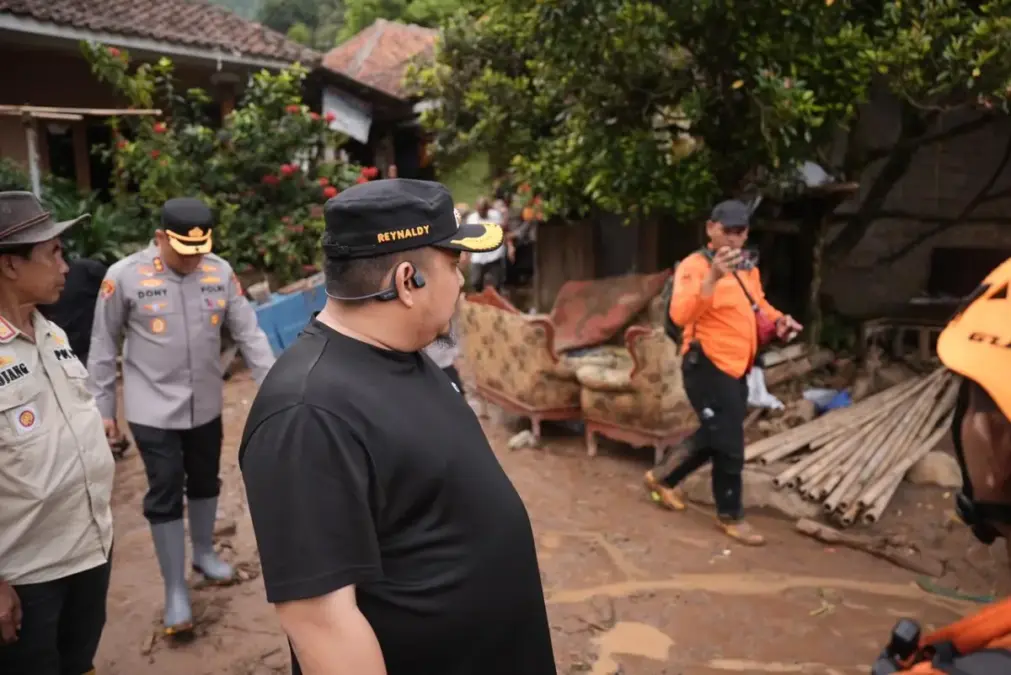 TINJAU KORBAN LUAPAN SUNGAI DI KECAMATAN CISALAK, BUPATI SUBANG HADIR BERIKAN HARAPAN DAN DUKUNGAN BAGI WARGA TINJAU KORBAN LUAPAN SUNGAI DI KECAMATAN CISALAK, BUPATI SUBANG HADIR BERIKAN HARAPAN DAN DUKUNGAN BAGI WARGA