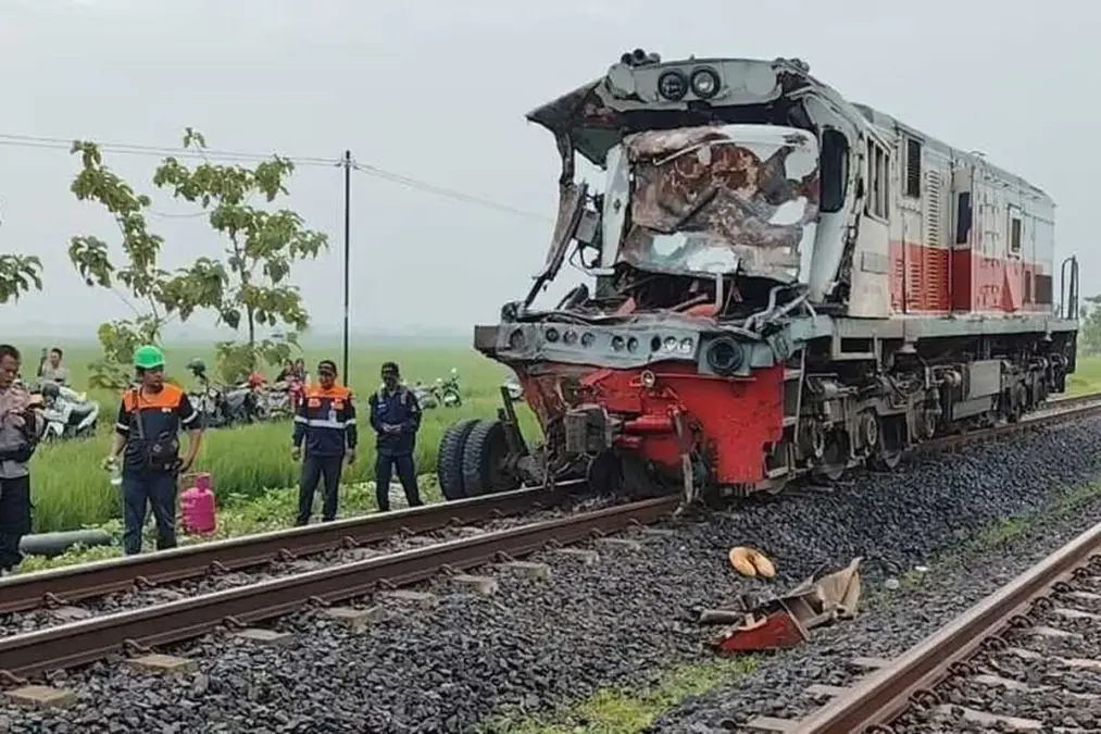 Kereta Tabrak Truk Air hingga Terbelah Dua di Cirebon, Bunyi Benturan Keras Kagetkan Warga Kereta Tabrak Truk Air hingga Terbelah Dua