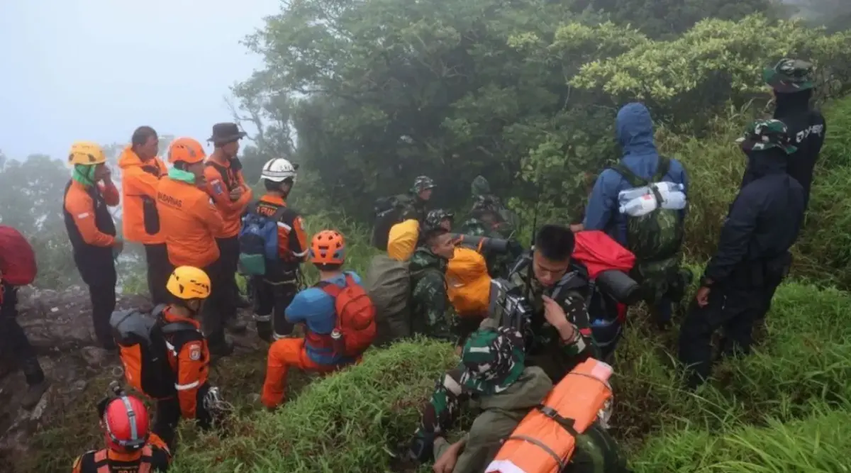 Tim SAR Temukan 6 Jenazah Korban Pesawat ATR di Gunung Bulusaraung Tim SAR Temukan 6 Jenazah Korban Pesawat ATR