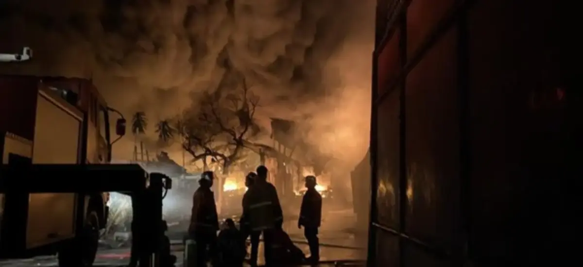 Pabrik Swallow Kebakaran di Medan, Sudah 13 Jam Api Belum Padam 13 Jam Api yang Membakar Pabrik Swallow