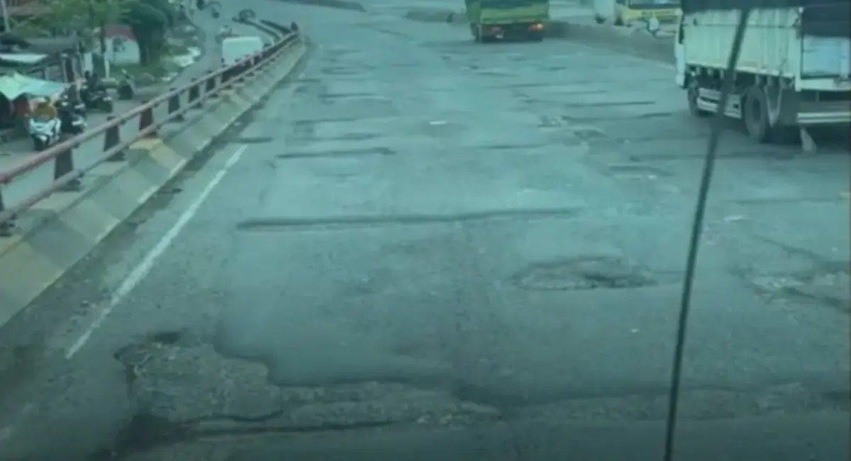 Jalur Pantura Subang Rusak Parah! Lubang Menganga di Flyover Pamanukan Bikin Pengendara Deg-degan!