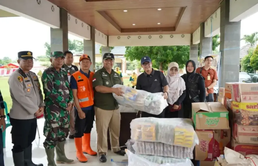 Wabup Subang Kang Akur Tinjau dan Serahkan Bantuan bagi Warga Terdampak Banjir di Kecamatan Ciasem