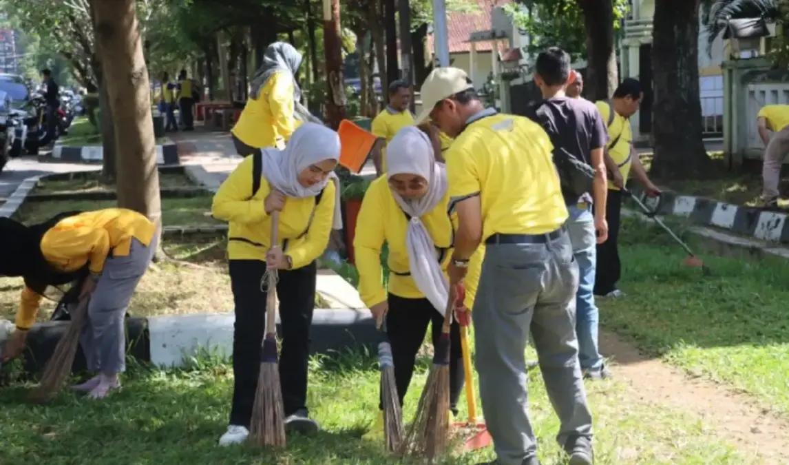ASN dan Forkopimda Bersih-bersih Subang Kota