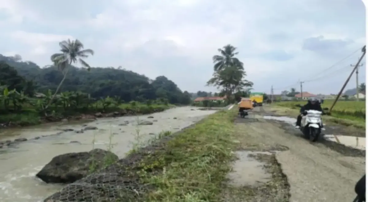 Jalan Curugagung di Subang Rusak Parah, Akses Cijambe–Sagalaherang Dikeluhkan Warga