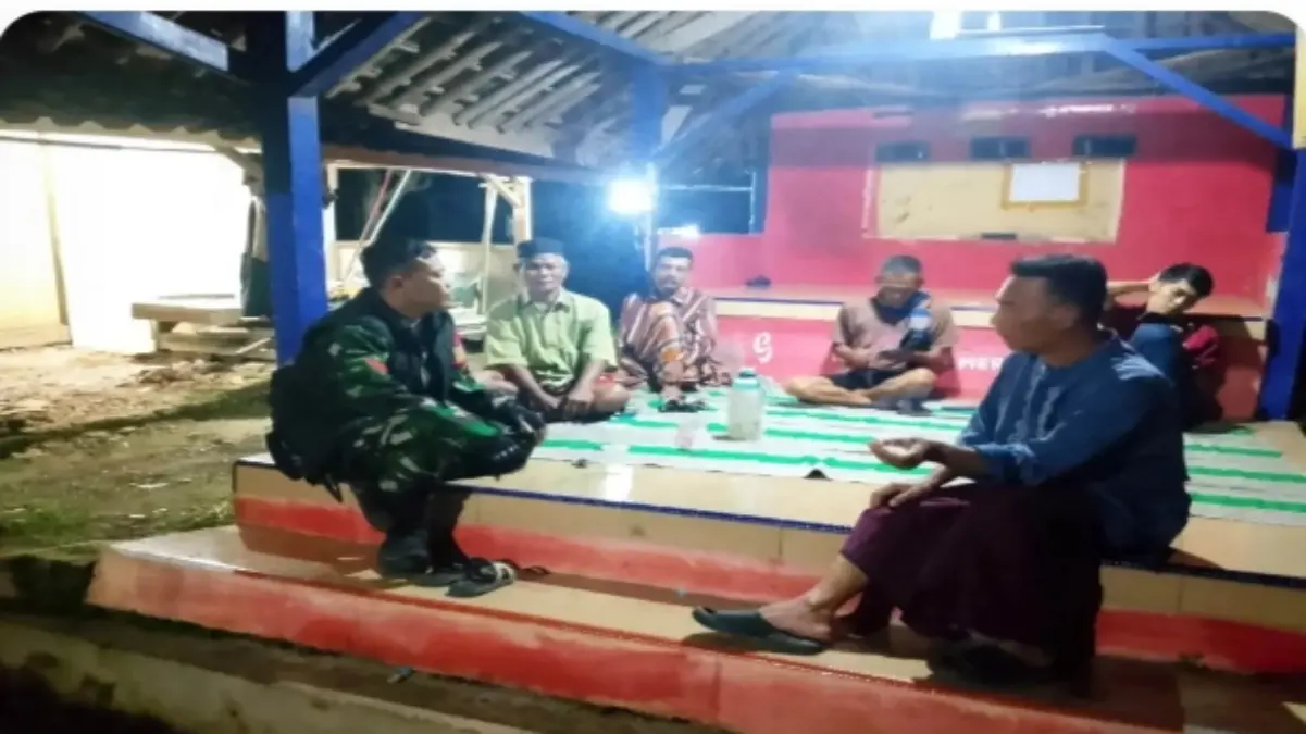 Babinsa Koramil 0502/Pagaden Bersama Warga Perkuat Siskamling Ramadan di Subang Babinsa Koramil 0502/Pagaden Bersama Warga Perkuat Siskamling Ramadan di Subang