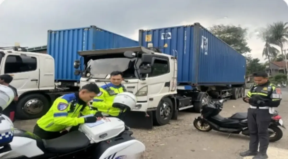 Polda Jabar Perketat Pengawasan Arus Mudik, 1.700 Truk Sumbu Tiga Ditilang Polda Jabar Perketat Pengawasan Arus Mudik, 1.700 Truk Sumbu Tiga Ditilang