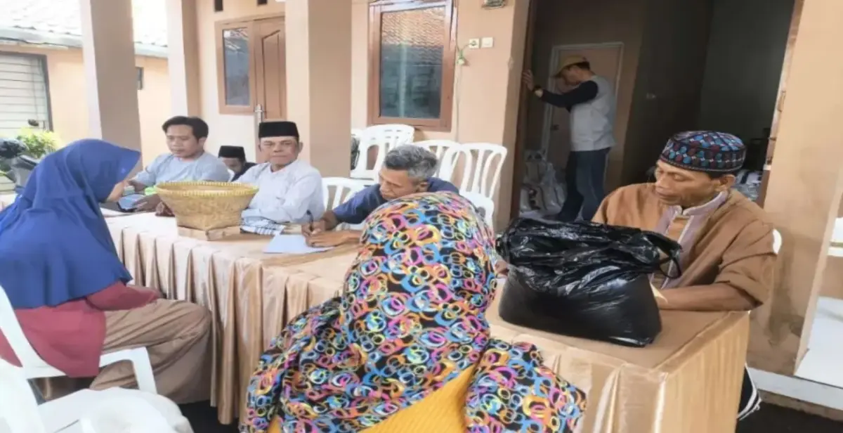 Masyarakat Subang Mulai Tunaikan Zakat Fitrah Masyarakat Subang Mulai Tunaikan Zakat Fitrah