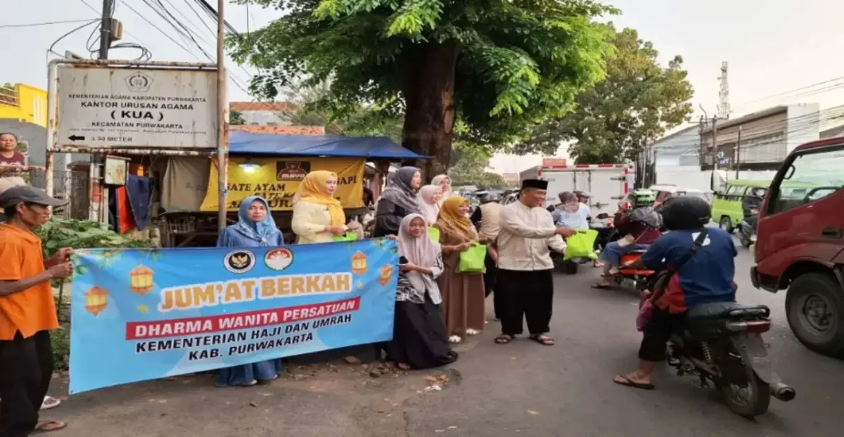 Kementerian Haji dan Umrah Purwakarta Bagikan Takjil untuk Pengendara Kementerian Haji dan Umrah Purwakarta Bagikan Takjil untuk Pengendara