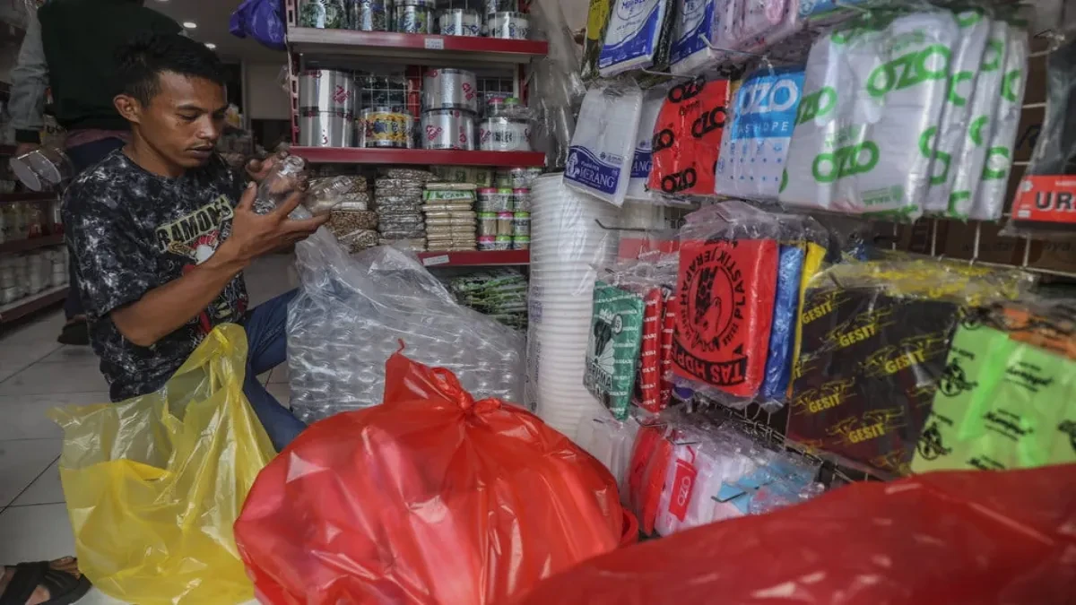 Pedagang Terbebani Kenaikan Harga Plastik