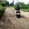 Warga Desa Pakuhaji Desak Pemkab Segera Perbaiki Jalan Rusak