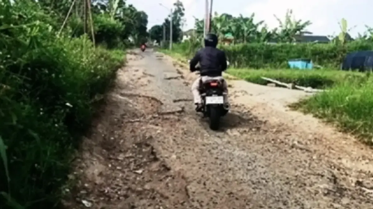 Warga Desa Pakuhaji Desak Pemkab Segera Perbaiki Jalan Rusak
