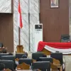 Ketua Fraksi PDI Perjuangan, H. Adik saat menyampaikan Pandangan Umum Fraksi pada Rapat Paripurna, Senin (29/6