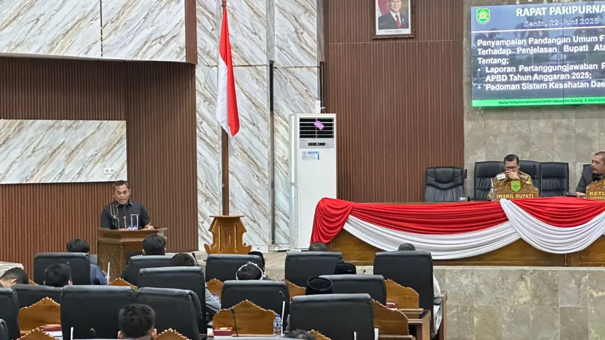 Ketua Fraksi PDI Perjuangan, H. Adik saat menyampaikan Pandangan Umum Fraksi pada Rapat Paripurna, Senin (29/6