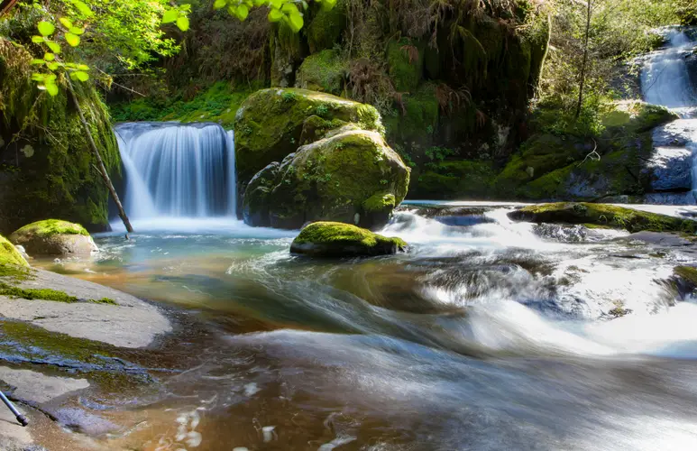 Curug Biru: Menikmati Eksotisme Air Terjun Berwarna Biru Toska di Subang
