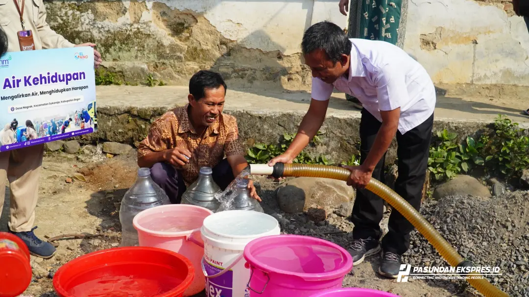 BMM Salurkan 14 Ribu Liter Air Bersih bagi Warga Terdampak Kekeringan di Jawa Barat BMM Salurkan 14 Ribu Liter Air Bersih bagi Warga Terdampak Kekeringan di Jawa Barat