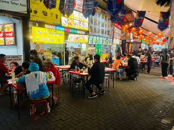 Sudirman Street Surga Kuliner Malam yang Menyimpan Sejuta Cerita di Jantung Kota Bandung Sudirman Street Surga Kuliner Malam yang Menyimpan Sejuta Cerita di Jantung Kota Bandung