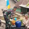 Warga Desa Palasari Alami Krisis Air Bersih, Babinsa Bergerak Distribusikan