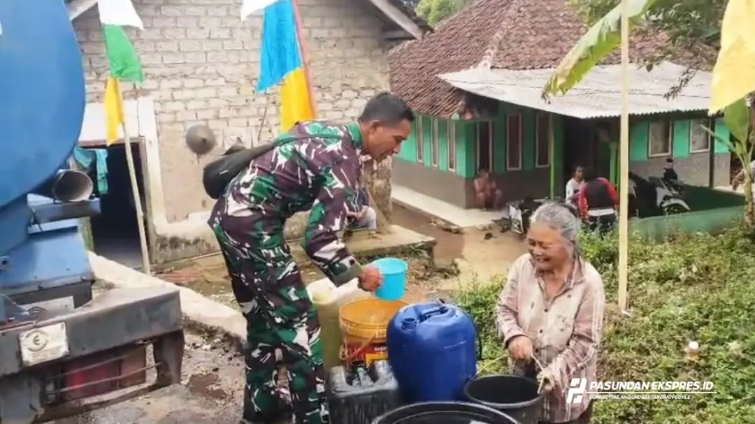 Warga Desa Palasari Alami Krisis Air Bersih, Babinsa Bergerak Distribusikan Warga Desa Palasari Alami Krisis Air Bersih, Babinsa Bergerak Distribusikan
