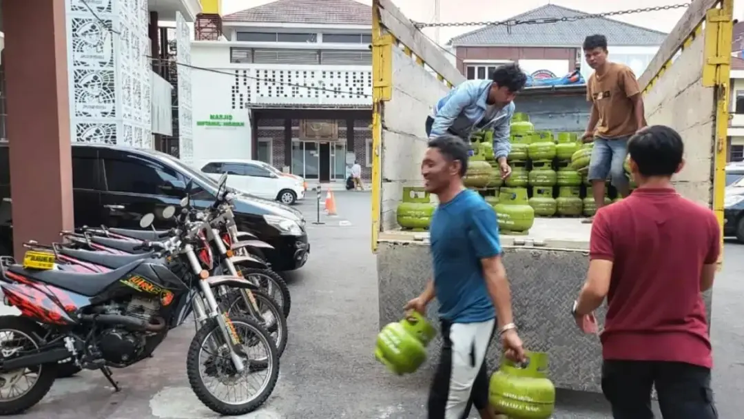 Suntikan LPG 3 Kg ke Tabung 12 Kg, Polresta Karawang Bongkar Praktik Pengoplosan dan Amankan Tiga Orang Tersan