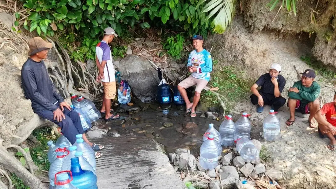 Mata Air Binong Bantu Warga Kekeringan, BPBD Karawang Lakukan Penanganan Darurat Mata Air Binong Bantu Warga Kekeringan, BPBD Karawang Lakukan Penanganan Darurat