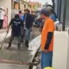 Tak Andalkan Dana Desa, Warga Citapen Gotong Royong Cor Jalan dengan Dana Rp40 Juta