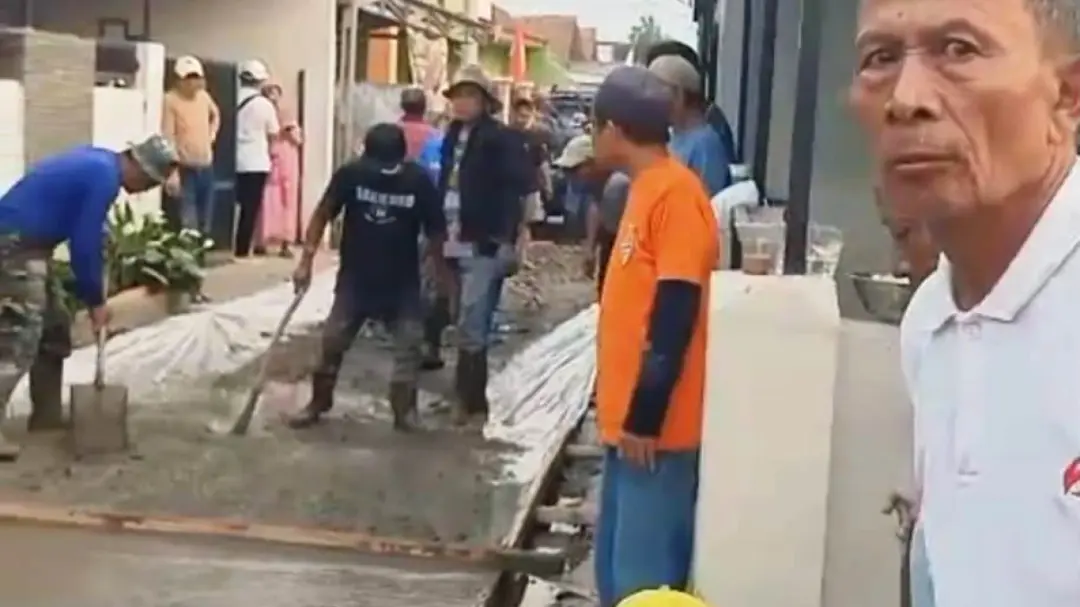 Tak Andalkan Dana Desa, Warga Citapen Gotong Royong Cor Jalan dengan Dana Rp40 Juta
