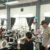 Cegah Premanisme, Polsek Campaka Edukasi Pekerja Konveksi