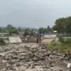 Debit Air Menyusut, Dasar Sungai Bendung Leuwinangka Tampak Dipenuhi Bebatuan