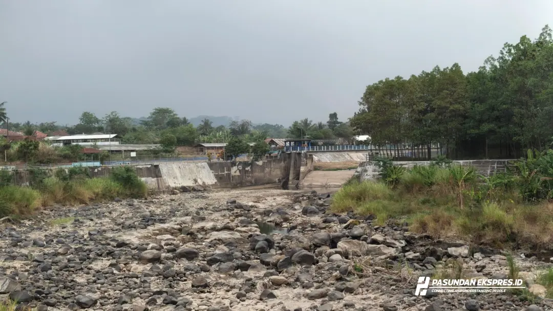 Debit Air Menyusut, Dasar Sungai Bendung Leuwinangka Tampak Dipenuhi Bebatuan