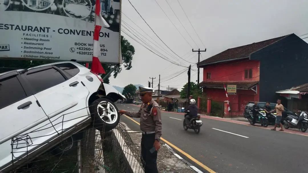 Honda Jazz Kecelakaan di Ciater Subang, Pengemudi Meninggal Dunia Honda Jazz Kecelakaan di Ciater Subang, Pengemudi Meninggal Dunia