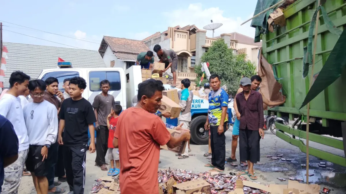 Kecelakaan di Purwakarta, Truk Tabrak Rumah Warga