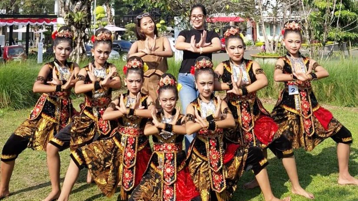Siswi SMPN 4 Subang Raih Juara 2 Di Ajang Rampak Pasanggiri Jaipong Tingkat Jawa Barat