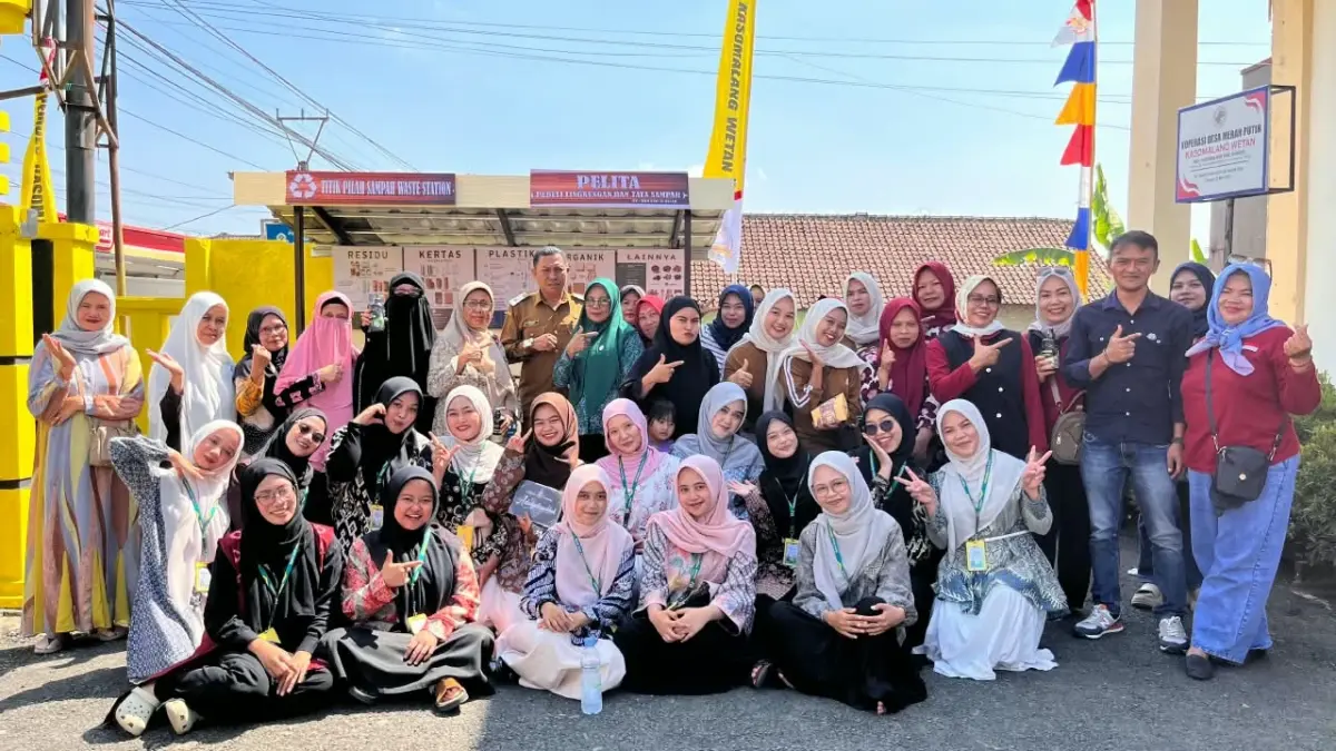 Mahasiswa KKM STAI Al-Falah Hadirkan Titik Pilah Sampah Unik Mahasiswa KKM STAI Al-Falah Hadirkan Titik Pilah Sampah Unik