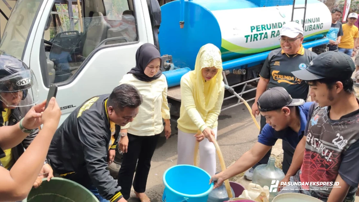 Perumda TRS Bersama DPR RI Berikan Bantuan Air Bersih di Wilayah Kekeringan Perumda TRS Bersama DPR RI Berikan Bantuan Air Bersih di Wilayah Kekeringan