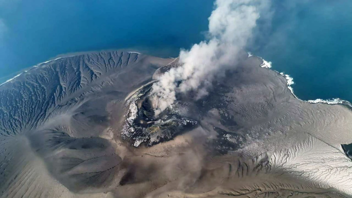 Gunung Anak Krakatau Erupsi pada Minggu Malam, Status Level III