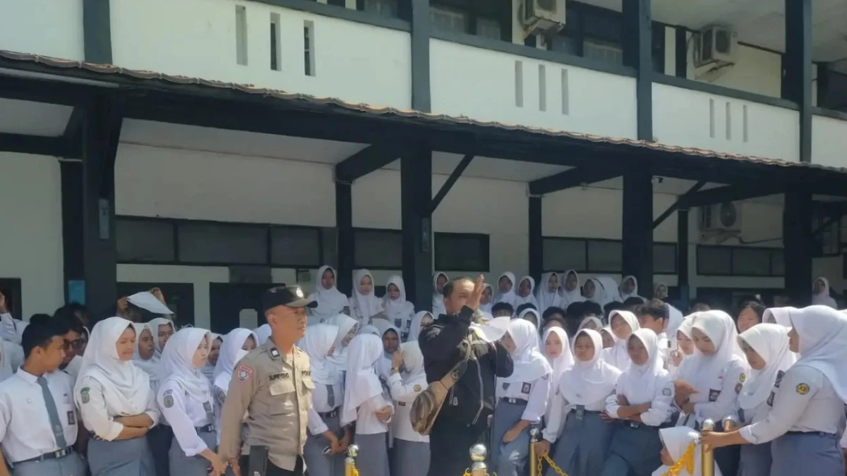 Seorang Guru Diduga Lakukan Pelecehan, Ratusan Siswa SMAN 1 Pamanukan Gelar Demo Seorang Guru Diduga Lakukan Pelecehan, Ratusan Siswa SMAN 1 Pamanukan Gelar Demo