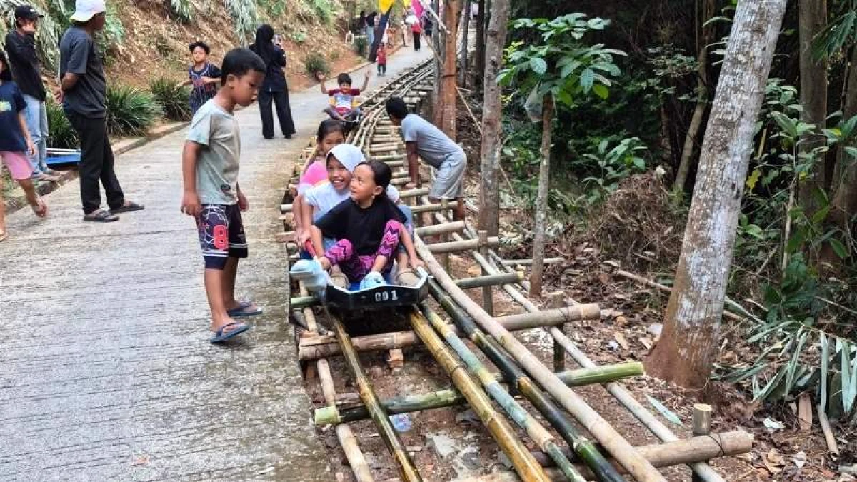 Perosotan Purwamekar Jadi Pemantik Destinasi Wisata Perosotan Purwamekar Jadi Pemantik Destinasi Wisata
