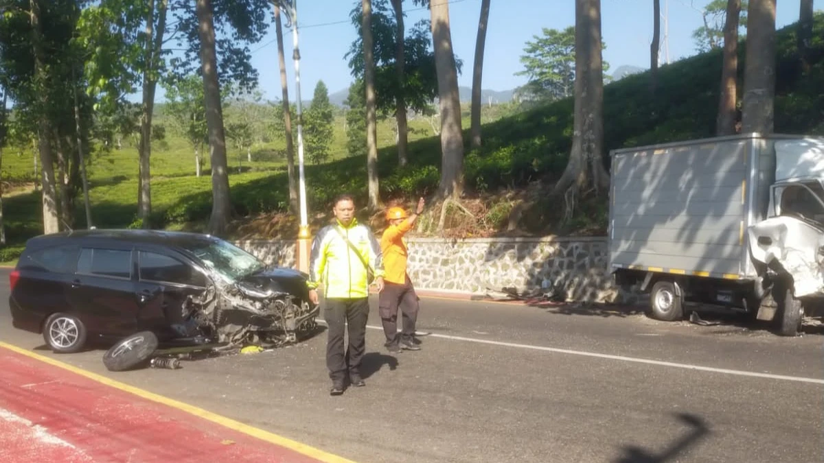 Kecelakaan di Jalancagak Subang, Toyota Calya Tabrak Isuzu Box