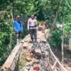 Bhabinkamtibmas Desa Sumurugul Pantau Pembangunan Jalan Terdampak Longsor