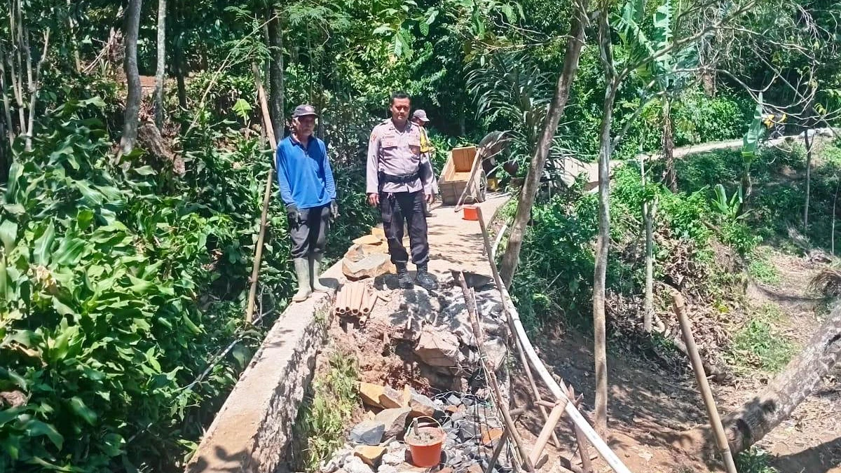Bhabinkamtibmas Desa Sumurugul Pantau Pembangunan Jalan Terdampak Longsor Bhabinkamtibmas Desa Sumurugul Pantau Pembangunan Jalan Terdampak Longsor