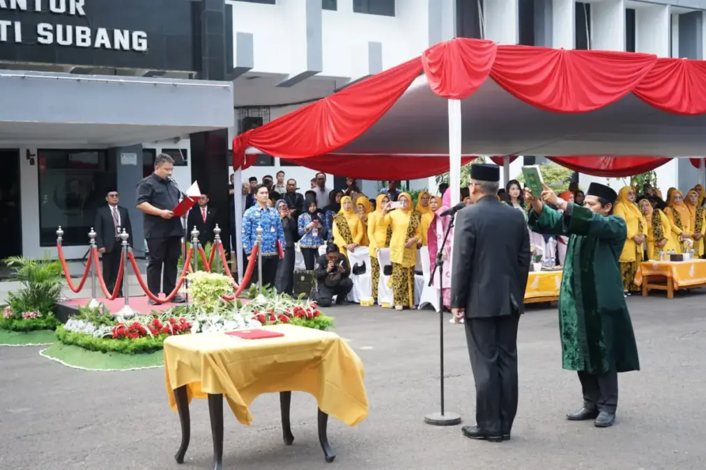 Rona Mairansyah Dilantik Jadi Sekda Subang, Bupati Tekankan Kolaborasi Antar-OPD Rona Mairansyah Dilantik Jadi Sekda Subang, Bupati Tekankan Kolaborasi Antar-OPD